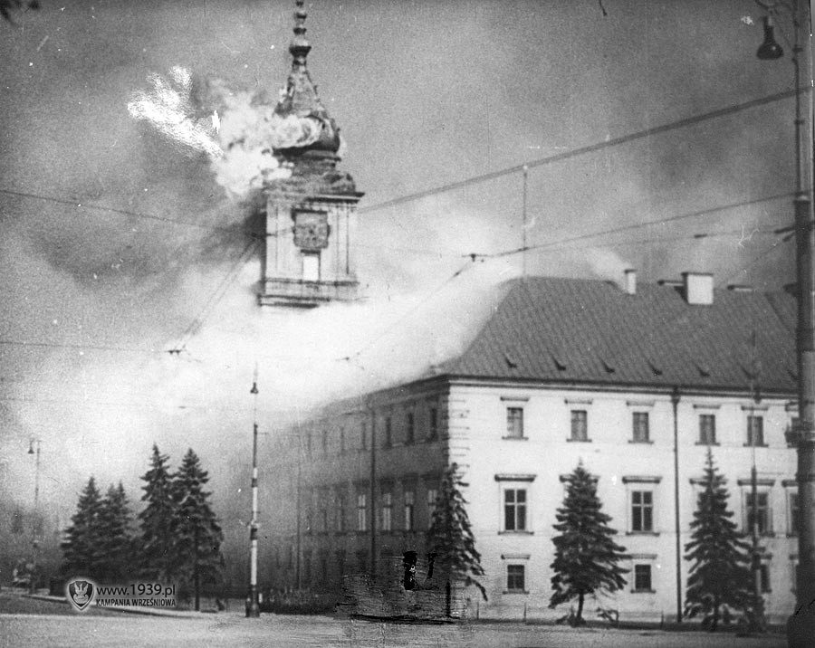 Warszawa-zbombardowany-Zamek-Krolewski-1939